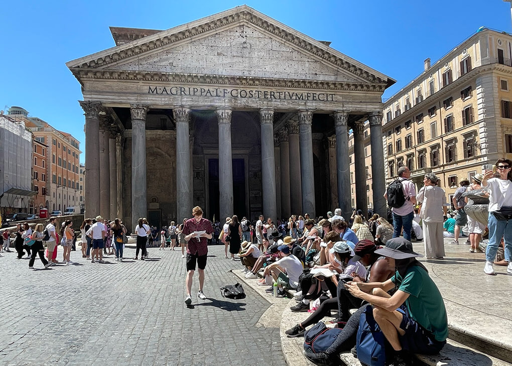 people outside the pantheon