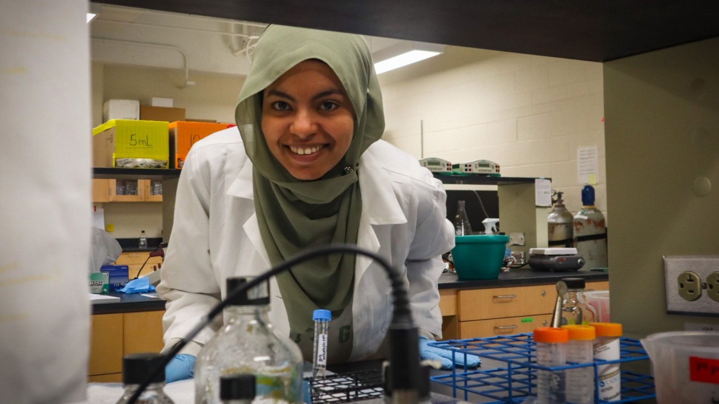 Featured Image for MUNROE STUDENT RESEARCHER SPOTLIGHT: FATIMA ELHORRY